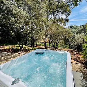 https://la-grange-des-amoureux-piscine-jacuzzi-et-massages.fr-provencehotel.com